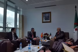 Bộ trưởng Thương mại ​Algeria Mohamed Benmeradi đã có buổi tiếp và làm việc với Đại sứ Việt Nam tại Algeria Phạm Quốc Trụ và Tham tán Thương mại Hoàng Đức Nhuận. (Nguồn: Đại sứ quán Việt Nam tại Algeria)