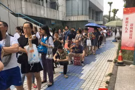 Xếp hàng suốt đêm để đăng ký lớp học bơi cho con trong kỳ nghỉ Hè