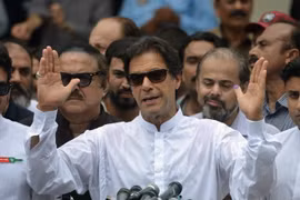 Chính trị gia Imran Khan phát biểu sau khi bỏ phiếu trong cuộc tổng tuyển cử tại Islamabad ngày 25/7. (Nguồn: AFP/TTXVN)