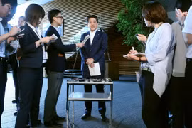 Thủ tướng Nhật Bản Shinzo Abe trong cuộc họp báo sau cuộc điện đàm với Tổng thống Mỹ Donald Trump ở Tokyo ngày 31/7. (Nguồn: AFP/TTXVN)