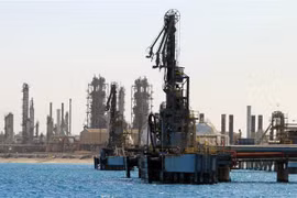 Một cơ sở khai thác dầu tại thị trấn al-Buraqah, Libya. (Nguồn: AFP/TTXVN) 