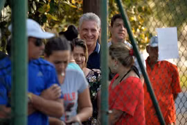 Chủ tịch Cuba Miguel Diaz-Canel (giữa) và các cử tri xếp hàng chờ bỏ phiếu trong cuộc trưng cầu ý dân về Hiến pháp mới tại La Habana, ngày 24/2/2019. (Nguồn: AFP/TTXVN) 