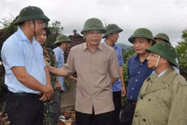 Bộ trưởng Bộ Nông nghiệp và Phát triển Nông thôn Nguyễn Xuân Cường kiểm tra công tác khắc phục hậu quả lốc xoáy tại xã Kỳ Hoa (Thị xã Kỳ Anh, Hà Tĩnh). (Ảnh: Hoàng Ngà/TTXVN) 
