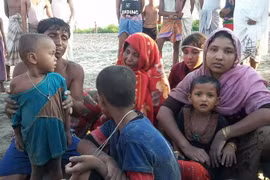 Người tị nạn Hồi giáo Rohingya sống sót sau vụ đắm thuyền ở Teknaf ngày 16/10. (Nguồn: AFP/TTXVN)