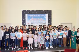 Niềm vui trong ngày khai giảng. (Ảnh: Hồng Kỳ/Vietnam+)