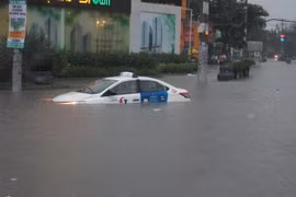 Nhiều tuyến đường ngập sâu hơn 50cm, phương tiện ngập trong nước. (Nguồn: TTXVN phát) 