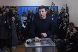 Ứng viên tranh cử Tổng thống Ukraine Volodymyr Zelensky bỏ phiếu tại một điểm bầu cử ở Kiev ngày 31/3/2019. (Nguồn: THX/TTXVN) 