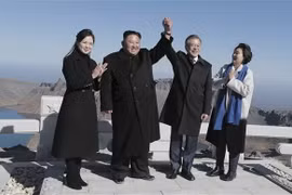 Tổng thống Hàn Quốc Moon Jae-in và phu nhân (phải), nhà lãnh đạo Triều Tiên Kim Jong-un và phu nhân (trái) trong chuyến thăm núi thiêng Paekdu ngày 20/9. (Nguồn: Yonhap/TTXVN)
