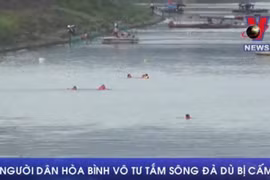 [Video] Người dân Hòa Bình vẫn vô tư tắm ở sông Đà dù bị cấm