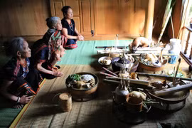 Cùng tham dự Lễ hội truyền thống AZa Koonh của đồng bào Pa Cô