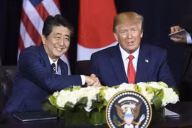 Thủ tướng Nhật Bản Shinzo Abe (trái) và Tổng thống Mỹ Donald Trump (phải). (Nguồn: AFP/TTXVN) 