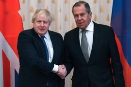 Ngoại trưởng Nga Sergey Lavrov (phải) và người đồng cấp Anh Boris Johnson. (Nguồn: AFP/Getty Images)