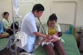 Bác sỹ đang thăm khám cho bệnh nhi tại Bệnh viện Sản nhi Ninh Bình. (Ảnh: Hải Yến/TTXVN)