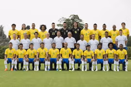 Các cầu thủ đội tuyển Brazil cùng ban huấn luyện chụp ảnh lưu niệm tại LOndon, Anh ngày 8/6. (Nguồn: EPA-EFE/TTXVN)