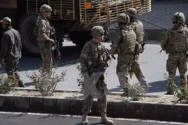 Binh sỹ Mỹ điều tra tại hiện trường một vụ đánh bom ở Kabul, Afghanistan. (Nguồn: AFP/TTXVN)