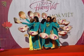 Một tiết mục biểu diễn trong chương trình. (Nguồn: tapchihuongviet.eu) 