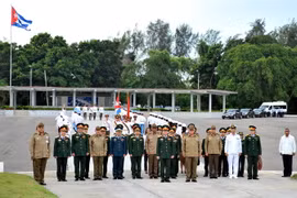 Đoàn đại biểu quân sự Việt Nam tại Đài tưởng niệm El Cacahual, tỉnh Mayabeque, Cuba. (Ảnh: Vũ Lê Hà/TTXVN)