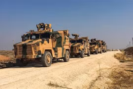 Binh sỹ Thổ Nhĩ Kỳ tham gia tuần tra chung với binh sỹ Nga tại Đông Bắc Syria ngày 1/11/2019. (Nguồn: AFP/TTXVN) 