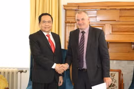 Chủ tịch Trần Thanh Mẫn chào xã giao Chủ tịch Quốc hội New Zealand Trevor Mallard. (Ảnh: Khánh Linh/Vietnam+)