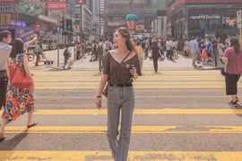 ​Nếu du lịch thời điểm này không nên mặc đồ màu đen và trắng. (Nguồn: dep.com.vn) 