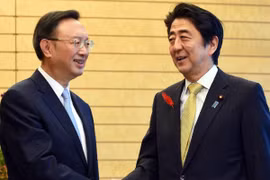 Thủ tướng Nhật Bản Shinzo Abe (phải) và Ủy viên Bộ Chính trị Đảng Cộng sản Trung Quốc Dương Khiết Trì. (Nguồn: AFP) 