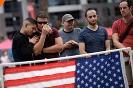 Tưởng niệm các nạn nhân trong vụ xả súng tại Orlando, Florida ngày 15/6. (Nguồn: AFP/TTXVN)