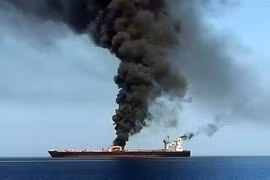 Khói lửa bốc ngùn ngụt trên tàu chở dầu được cho là bị tấn công ngoài khơi vùng Vịnh Oman ngày 13/6/2019. (Nguồn: AFP/TTXVN) 
