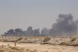 Khói bốc lên từ nhà máy lọc dầu của Aramco ở Abqaiq, Saudi Arabia, sau vụ tấn công ngày 14/9/2019. (Nguồn: AFP/TTXVN) 