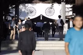Người dân viếng đền Yasukuni tại Tokyo ngày 15/8 nhân kỷ niệm 73 năm ngày kết thúc Chiến tranh Thế giới thứ Hai. (Nguồn: Kyodo/TTXVN) 