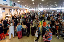 Khách hàng của Thomas Cook xếp hàng chờ ở sân bay Reus ở Tây Ban Nha. (Nguồn: news.sky.com) 