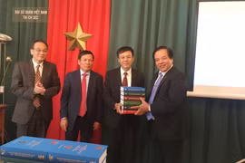 Kỹ sư Nguyễn Quyết Tiến trao tặng bộ Đại từ điển giáo khoa Séc-Việt.(Ảnh: Hồng Kỳ/Vietnam+) 