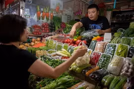 Một quầy bán rau quả tại chợ ở Bắc Kinh, Trung Quốc. (Nguồn: AFP/TTXVN) 