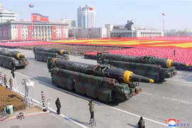 Hãng thông tấn Trung ương Triều Tiên KCNA phát hình ảnh tên lửa đạn đạo Hwasong-12 tại lễ diễu binh kỷ niệm 70 năm Ngày thành lập Quân đội Nhân dân Triều Tiên, trên quảng trường Kim Il Sung ở Bình Nhưỡng, ngày 8/2/2018. (Nguồn: EPA-EFE/TTXVN) 