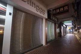 Nhiều cửa hàng ở khu vực Vịnh Causeway phải đóng cửa sớm do các cuộc biểu tình tại Hong Kong, Trung Quốc, ngày 13/10. (Nguồn: THX/TTXVN) 