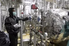 Kỹ thuật viên làm việc tại cơ sở làm giàu urani ở Isfahan, Iran. (Nguồn: AFP/TTXVN) 