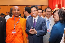 Phó thủ tướng Chính phủ Vũ Đức Đam cùng các đại biểu dân tộc thiểu số tại Đại hội. (Ảnh: Thành Đạt/TTXVN) 