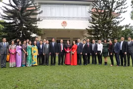 Chủ tịch Quốc hội Nguyễn Thị Kim Ngân với cán bộ, nhân viên Đại sứ quán và cộng đồng người Việt tại Singapore. (Ảnh: Trọng Đức/TTXVN)