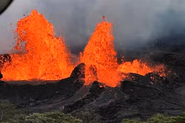 [Video] Núi lửa phun dung nham đỏ rực một góc trời Hawaii