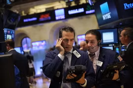 Giao dịch viên làm việc tại sàn giao dịch chứng khoán New York ngày 25/8. (Nguồn: AFP/TTXVN)