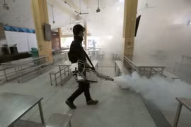Phun thuốc diệt muỗi nhằm ngăn chặn sự lây lan của virus Zika tại Bangkok, Thái Lan ngày 13/9. (Nguồn: EPA/TTXVN)
