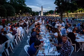Người Hồi giáo trên thế giới bước vào tháng lễ Ramadan. (Nguồn: AFP/TTXVN)