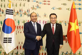 Thủ tướng Chính phủ Nguyễn Xuân Phúc và Chủ tịch Quốc hội Hàn Quốc Moon Hee-sang. (Ảnh: Thống Nhất/TTXVN) 