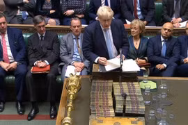 Thủ tướng Anh Boris Johnson (phía trước) phát biểu tại một phiên họp Hạ viện ở London. (Nguồn: AFP/TTXVN) 