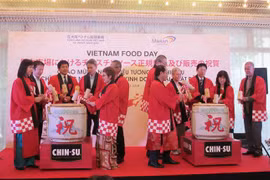 Các đại biểu thực hiện nghi lễ đập rượu để chào mừng sự kiện ra mắt tương ớt Chin-Su tại thị trường Nhật Bản. (Ảnh: Thành Hữu/TTXVN)