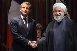 Tổng thống Pháp Emmanuel Macron (trái) và người đồng cấp Iran Hassan Rouhani (phải) tại cuộc gặp ở New York, Mỹ ngày 23/9/2019. (Nguồn: AFP/TTXVN) 