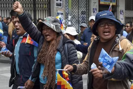 Người dân tham gia biểu tình ủng hộ cựu Tổng thống Evo Morales tại La Paz, Bolivia, ngày 13/11/2019. (Nguồn: AFP/ TTXVN) 