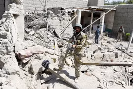 Binh sỹ Afghanistan trong chiến dịch truy quét các tay súng IS ở Khot, tỉnh Nangarhar ngày 1/8. (Nguồn: EPA/TTXVN)