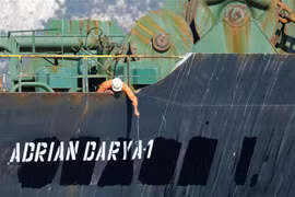 Tàu chở dầu Adrian Darya của Iran ở ngoài khơi vùng lãnh thổ Gibraltar thuộc Anh ngày 18/8/2019. (Nguồn: AFP/TTXVN) 