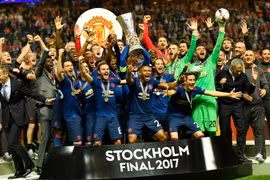 Niềm vui đăng quang của các cầu thủ MU sau khi giành chiến thắng trước Ajax Amsterdam trong trận chung kết UEFA Europa League trên sân Stockholm, Thụy Điển ngày 24/5. (Nguồn: EPA/TTXVN)