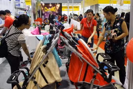 Khách tham quan và mua sắm tại Triển lãm VIETRF năm 2015. (Ảnh: Hoàng Hải/TTXVN)